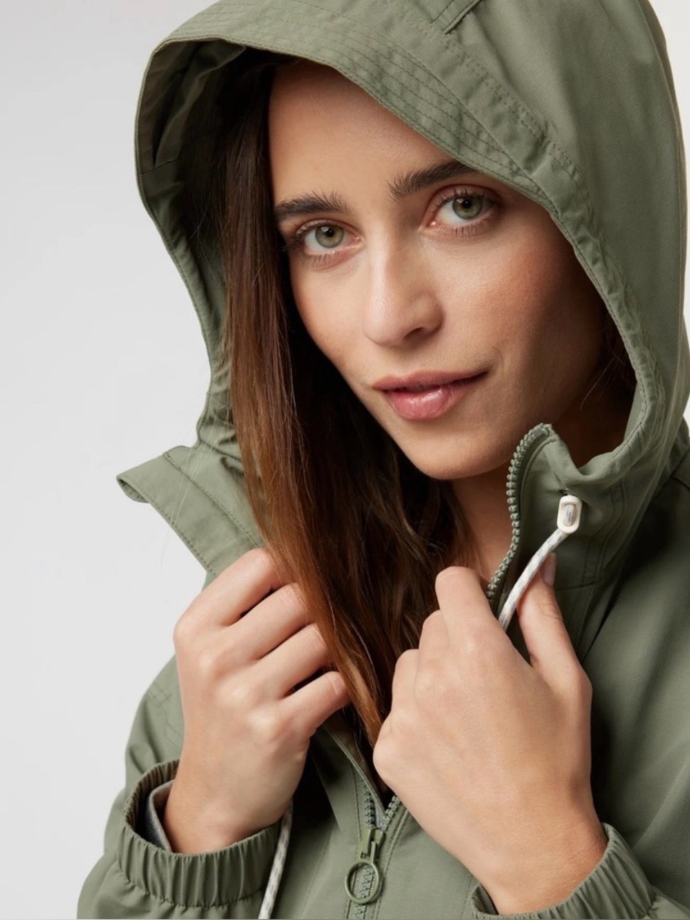Vuori Elijo Women's Rain Jacket in Pistachio - Picture 3 of 9